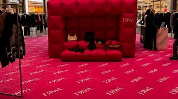 Обустройство корнера в формате pop-up в ТЦ МЕГА г. Казань, ковровым покрытием с индивидуальным дизайном для магазина FRWL