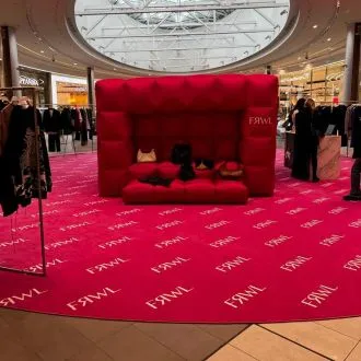Обустройство корнера в формате pop-up в ТЦ МЕГА г. Казань, ковровым покрытием с индивидуальным дизайном для магазина FRWL