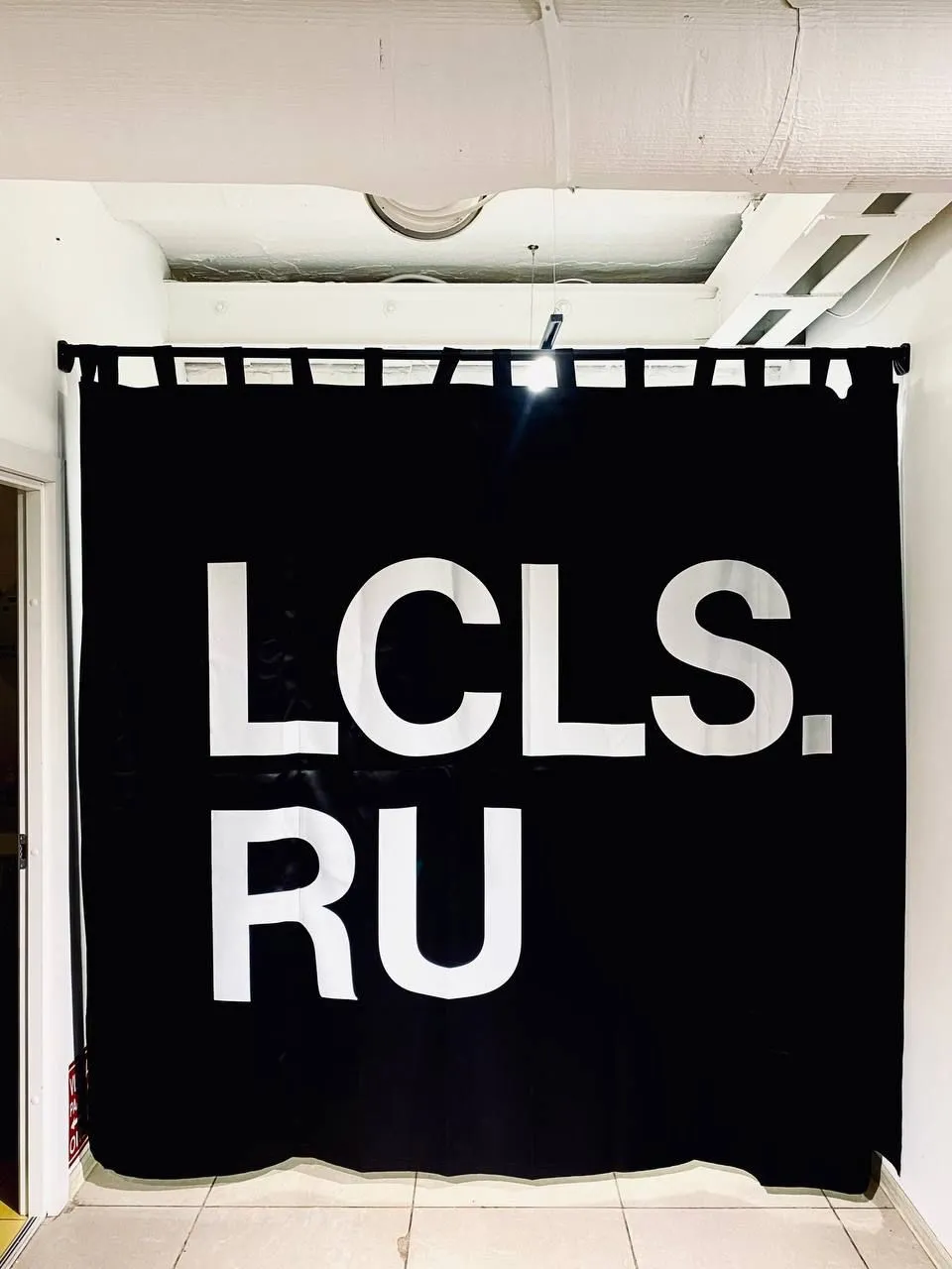 Штора с логотипом на заказ в магазин одежды LCLS.RU