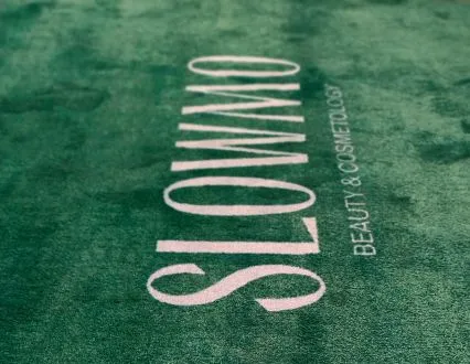 Изготовление ковров для салона красоты премиум-класса  SLOWMO Beauty & Cosmetology