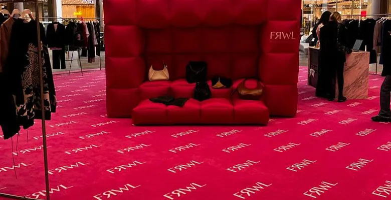 Обустройство корнера в формате pop-up в ТЦ МЕГА г. Казань, ковровым покрытием с индивидуальным дизайном для магазина FRWL