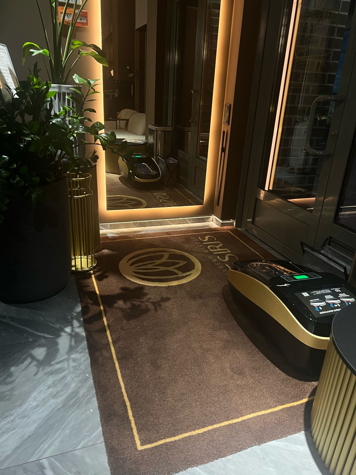 Входной ковер с логотпом в салон красоты Деко