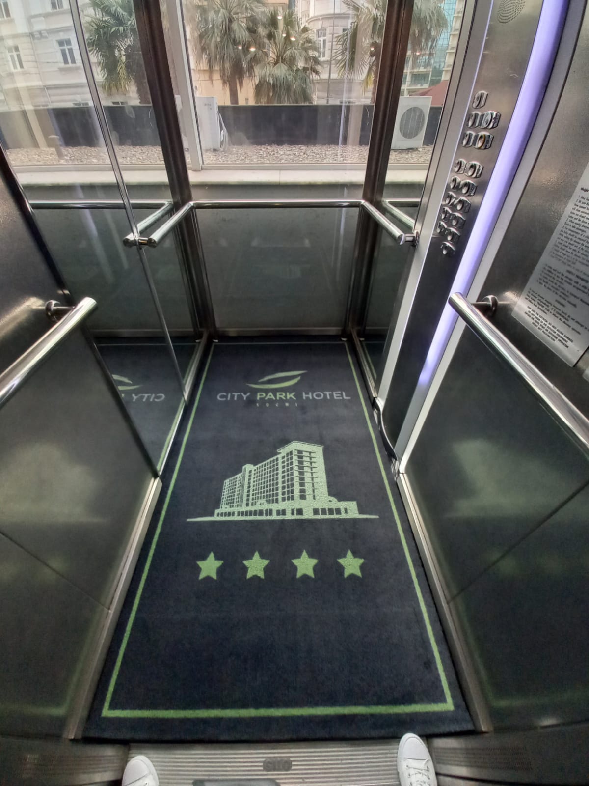 Ковер с логотипом отеля для лифта