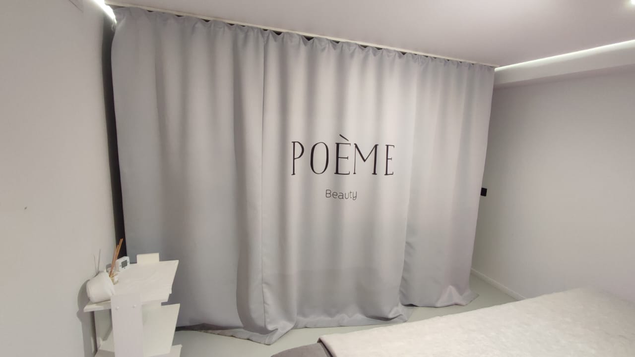 Штора с логотипом на заказ в бутик