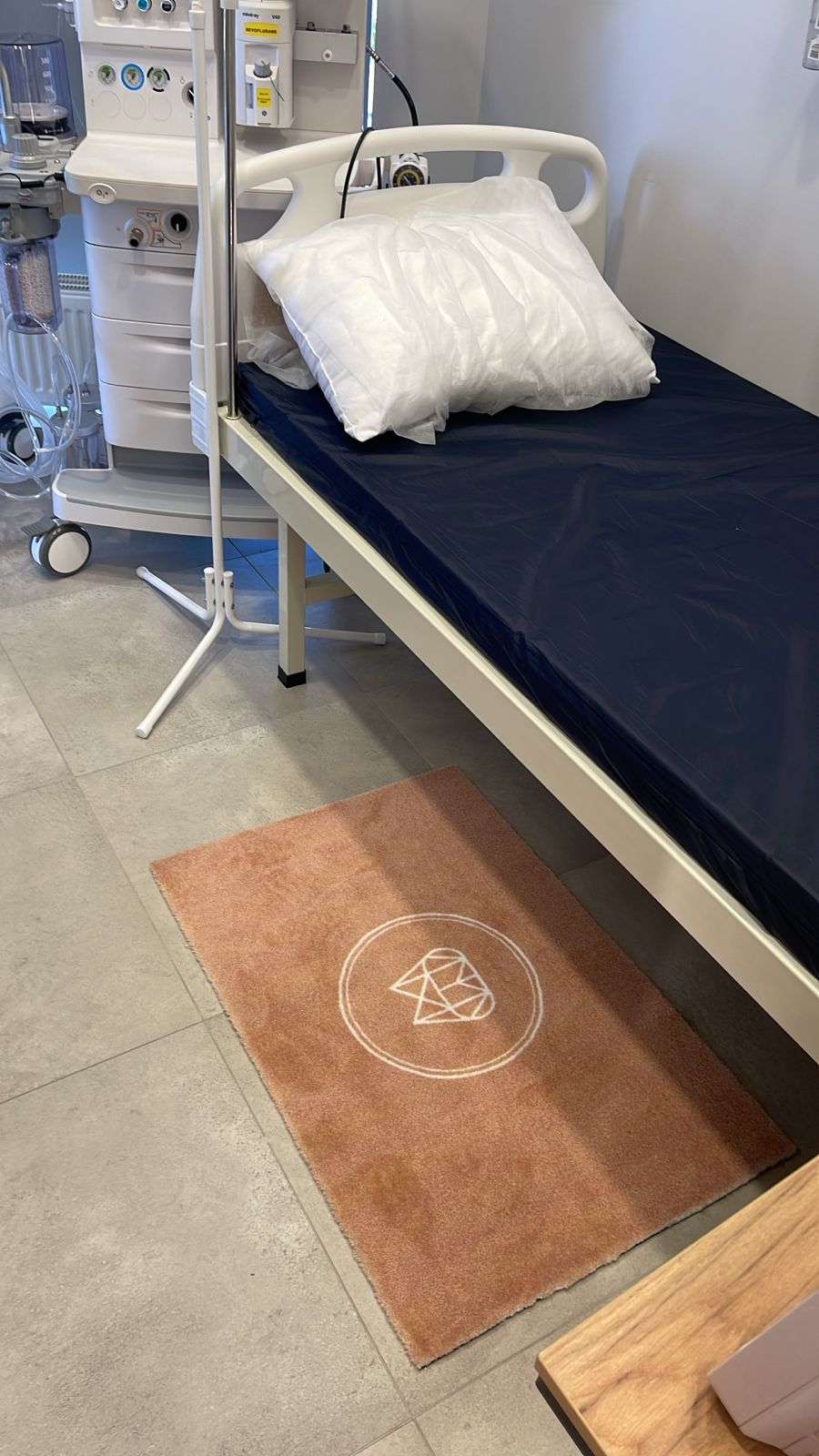 Ковер Деко с лого в медцентр 60x90 см