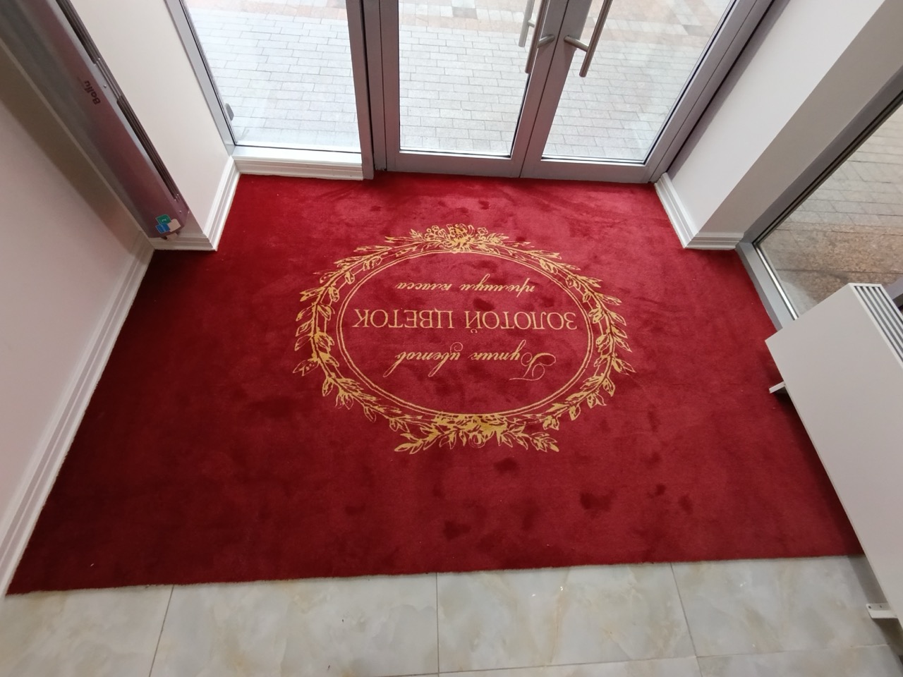 Ковер на вход в салон цветов