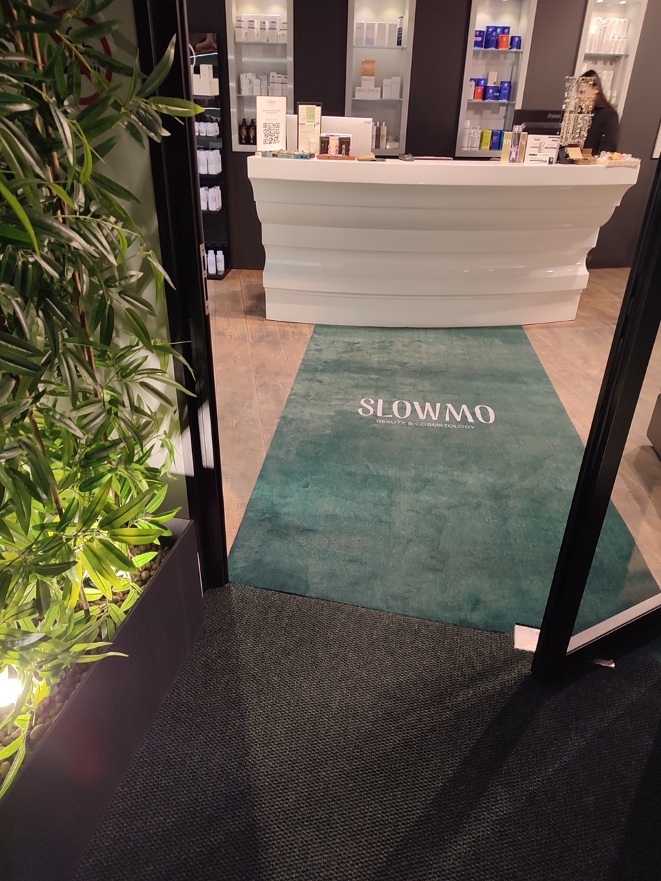 Ковер с логотипом на ресепшен