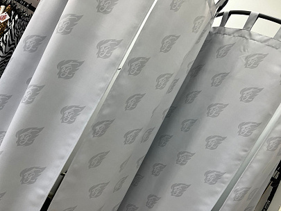 Штора с логотипом на заказ магазин одежды