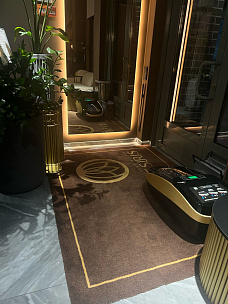 Входной ковер с логотпом в салон красоты Деко