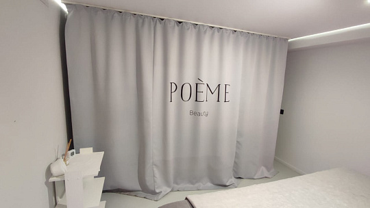 Штора с логотипом на заказ в бутик