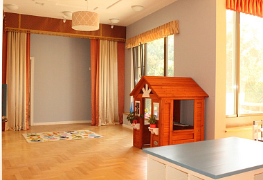 Оформление актового зала детского сада шторами