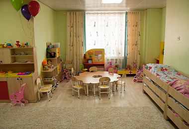 Оформление спальни детского сада шторами