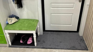 Идеальное решение для прихожей: ковер под размер дверного проема.