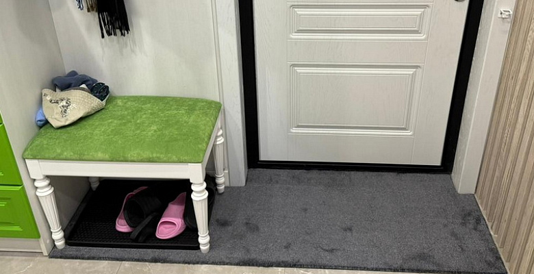 Идеальное решение для прихожей: ковер под размер дверного проема