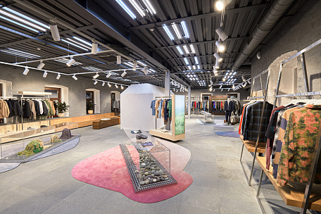 Ковер для оформления острова в магазине одежды на заказ